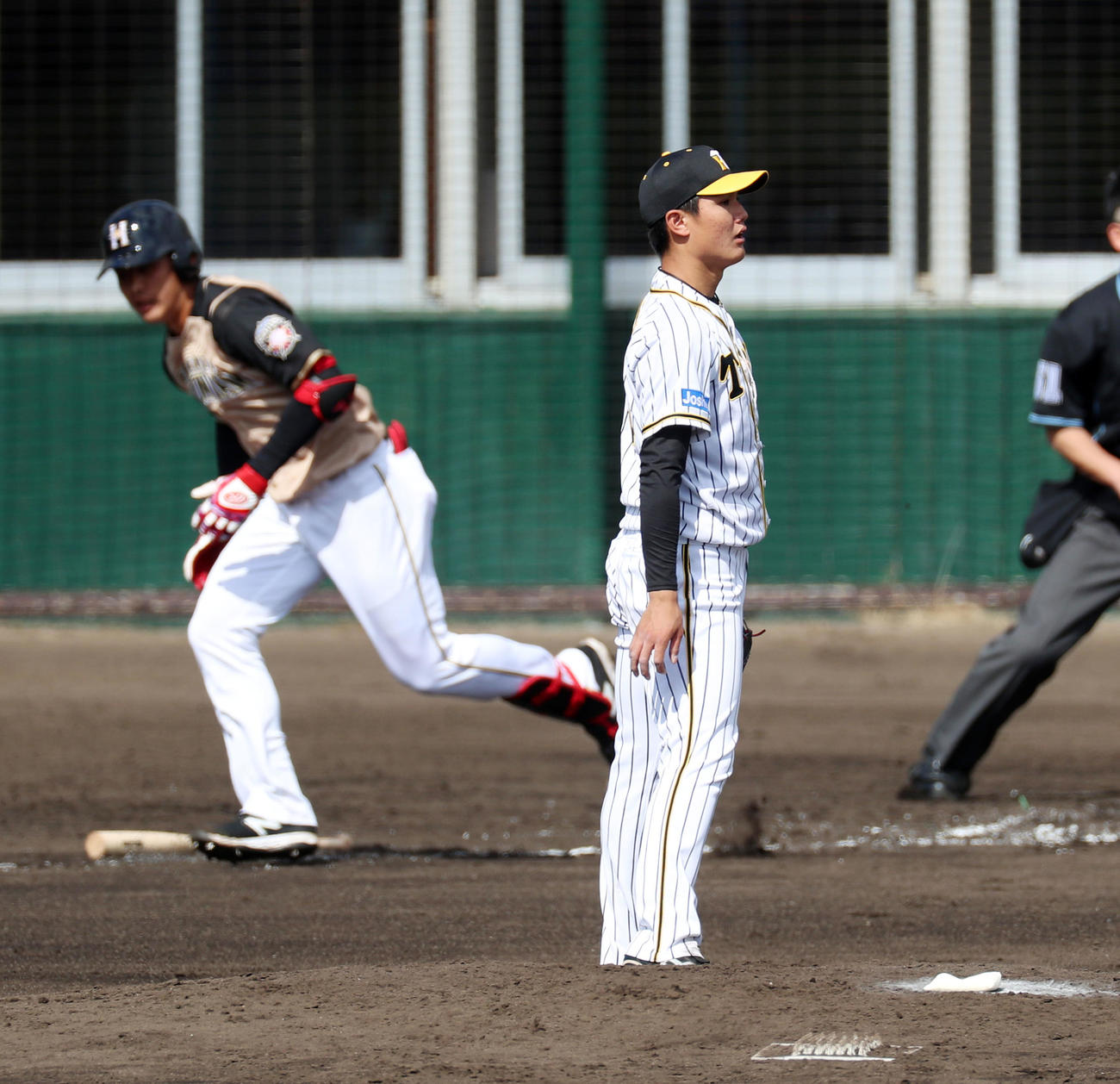 阪神対日本ハム（練習試合）　3回表日本ハム無死一、三塁、西純は野村に左線適時二塁打を打たれ失点する（撮影・加藤哉）