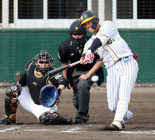阪神対日本ハム（練習試合）　7回裏阪神1死二塁、中谷は左線に適時二塁打を放つ（撮影・加藤哉）