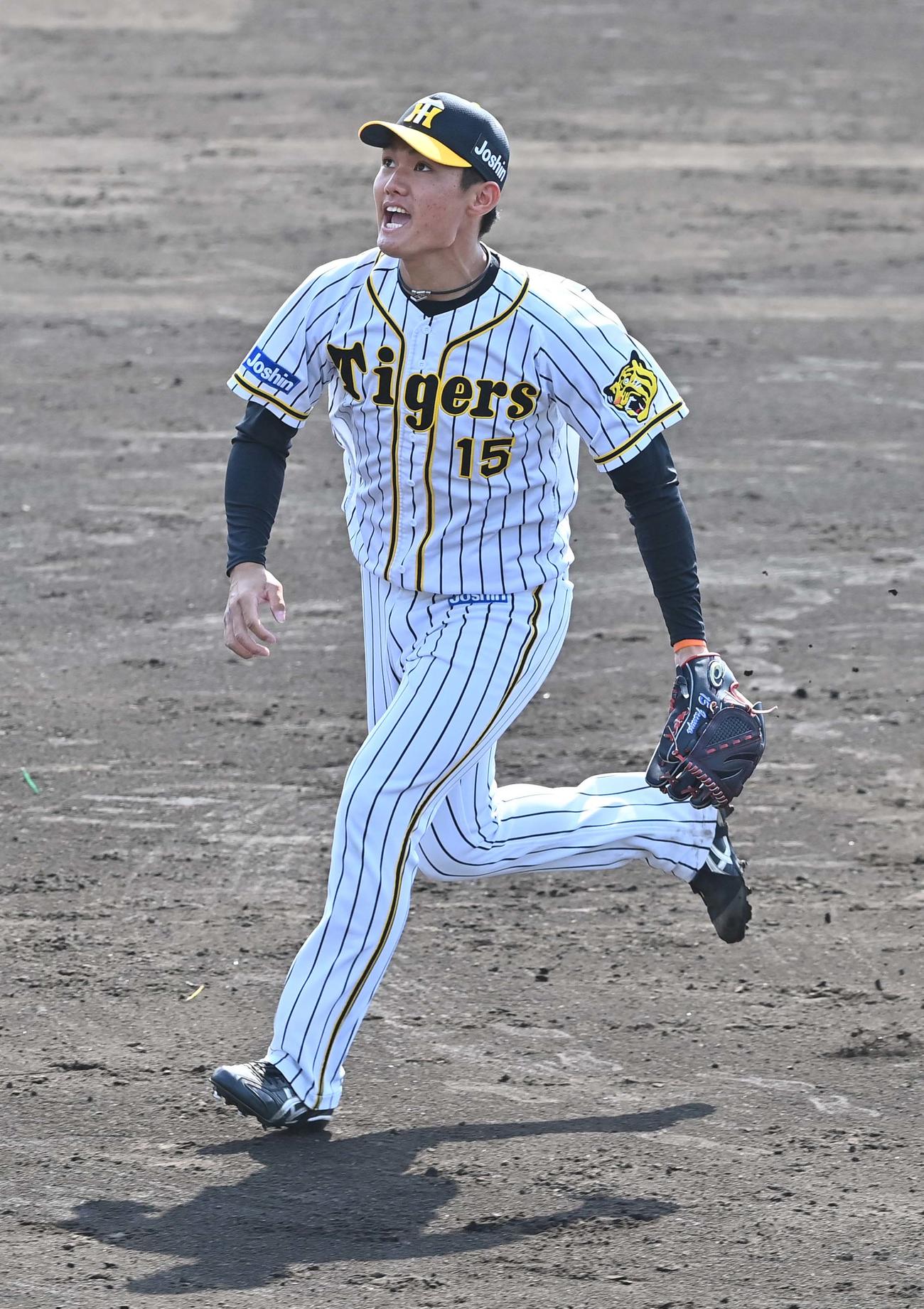投内連係プレーで声を出しながらマウンドを駈けおりる西純矢（撮影・上田博志）