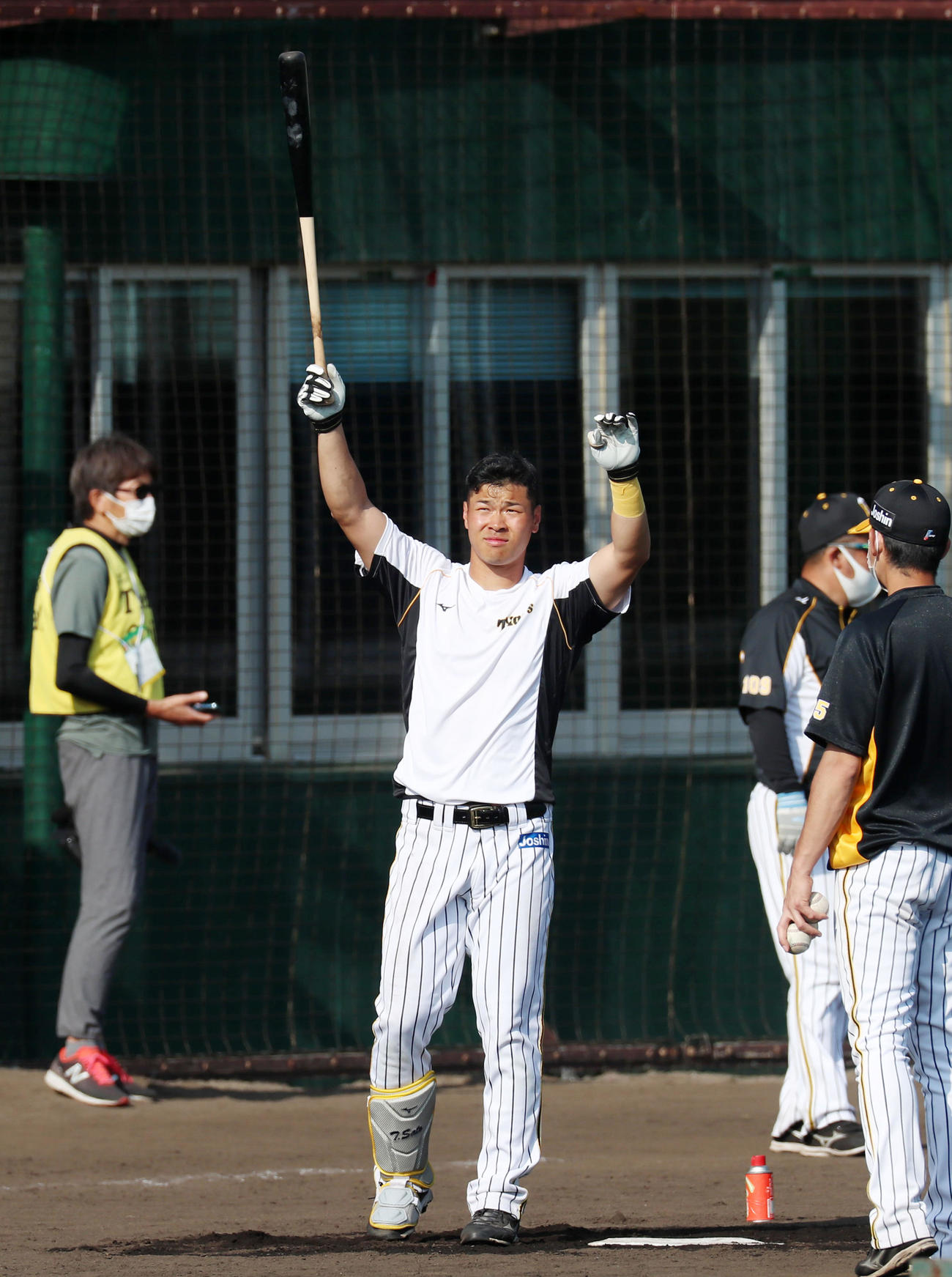 特打でロングティー打撃を行う佐藤輝（撮影・加藤哉）