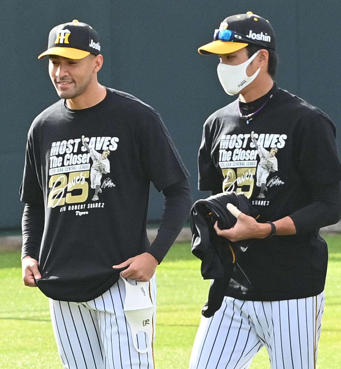 スアレスセーブ王Tシャツを着ロベルト・スアレス（左）と藤浪晋太郎（撮影・上田博志）