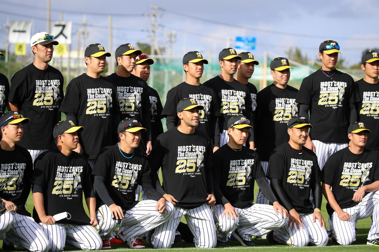 昨年のセーブ王記念Tシャツを投手全員が着て写真に納まる阪神スアレス（撮影・加藤哉）