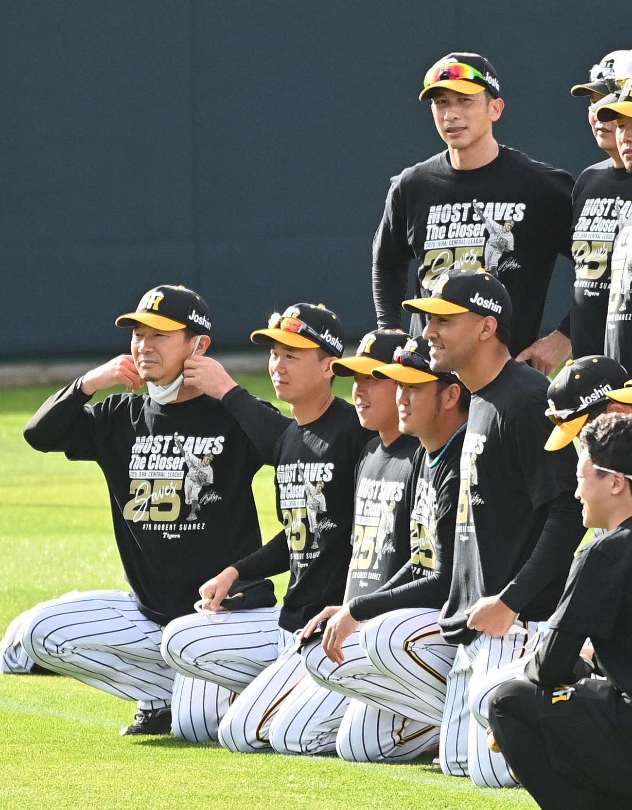 スアレスセーブ王Tシャツを着て記念撮影するロベルト・スアレス（右下）と矢野燿大監督（同上）ら阪神ナイン（撮影・上田博志）