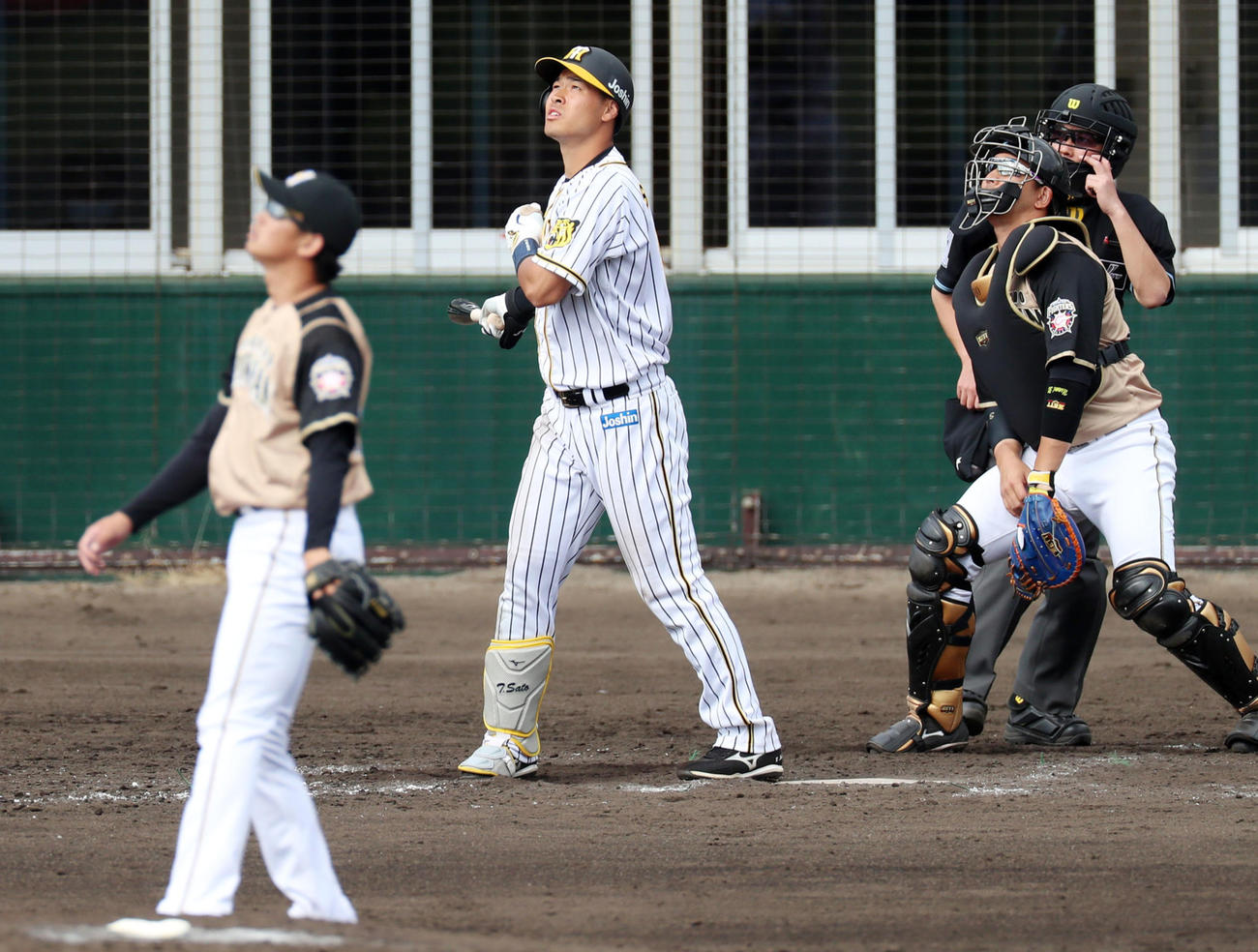 阪神対日本ハム（練習試合）　5回裏阪神無死一塁、佐藤輝は右越え2点本塁打を放つ、左は鈴木（撮影・加藤哉）