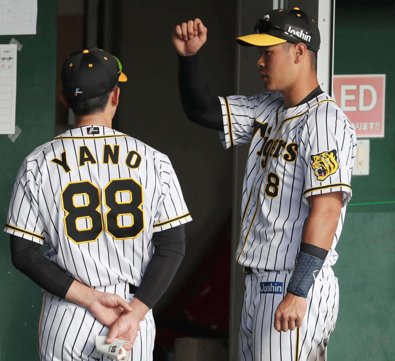 阪神対日本ハム　試合後、阪神矢野監督（左）と言葉を交わすを佐藤輝（撮影・前田充）
