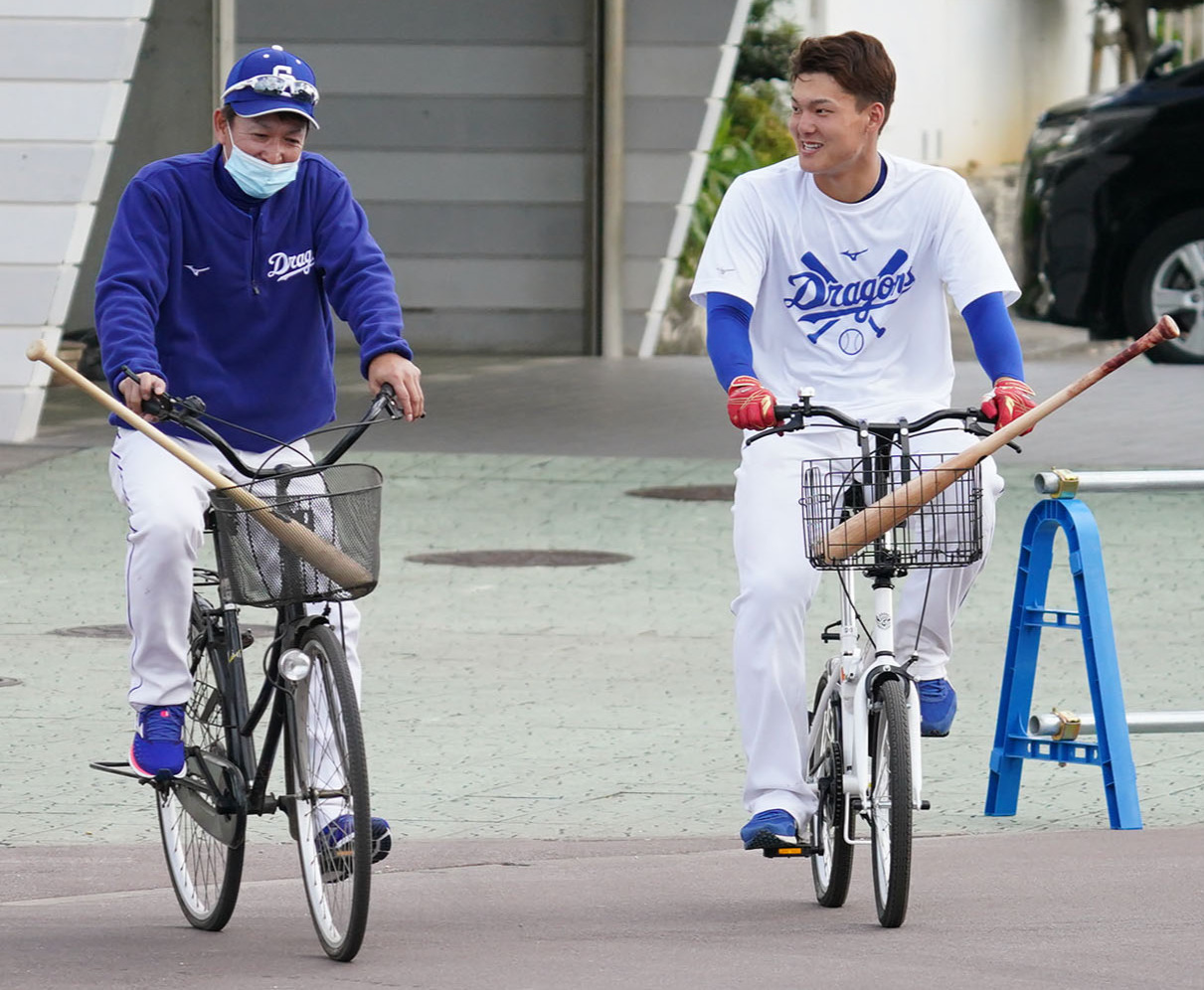 紅白戦後の打撃練習を終え自転車で引き揚げる石川昂弥（右）と立浪和義臨時コーチ（左）（撮影・森本幸一）