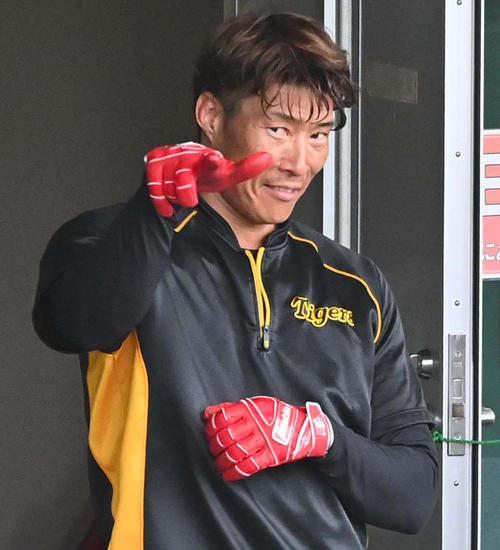 宜野座で行われた日本ハム戦、さぁー誰とコミュニケーションをとっていたでしょうか？（撮影・上田博志）