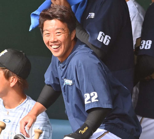 宜野座で行われた日本ハム戦、バッテリーコーチ兼捕手の鶴岡慎也選手でした（撮影・上田博志）