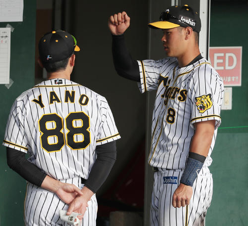阪神対日本ハム　試合後、阪神矢野監督（左）と言葉を交わすを佐藤輝（撮影・前田充）