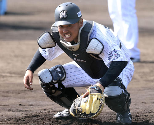 ハードなトレーニングに険しい表情のロッテ田村（撮影・垰建太）