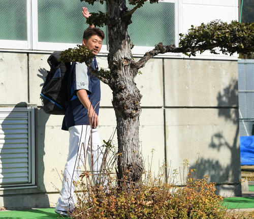 通りすがりの地元の人からエールを送られ手を振り応じる西武松坂（撮影・滝沢徹郎）