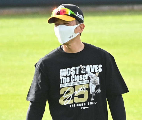 スアレスセーブ王Tシャツを着る矢野燿大監督（撮影・上田博志）