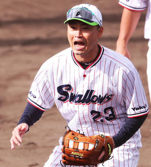 キャッチボールクラシックを挑戦し、球が途切れがっかりするヤクルト青木（撮影・河田真司）