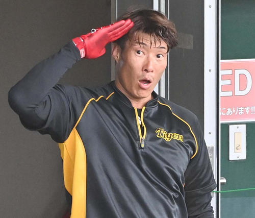 宜野座で行われた日本ハム戦、コロナ注意してるから離れてあいさつね。ラジャー（撮影・上田博志）