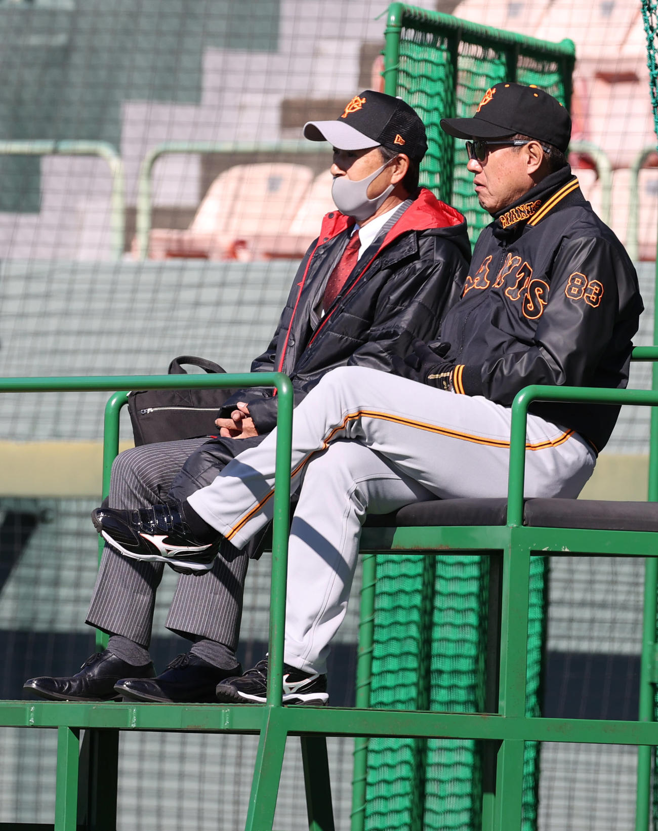 原監督（右）と談笑する篠塚氏（撮影・狩俣裕三）