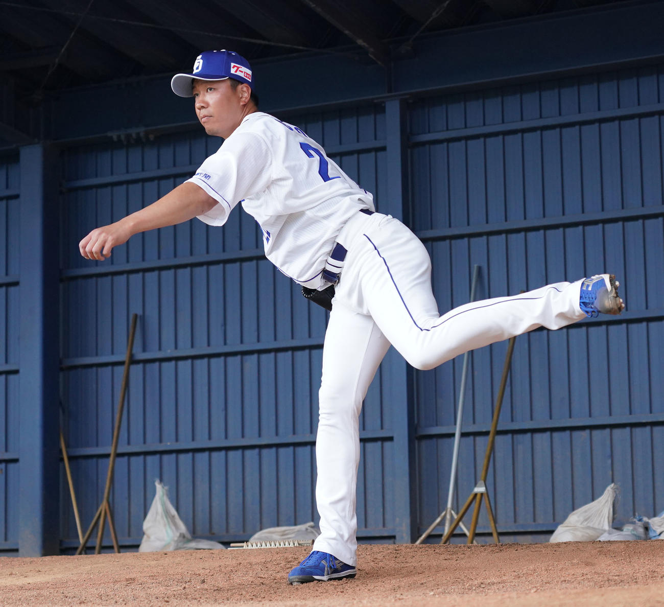 ブルペンで投球練習する大野雄（撮影・森本幸一）