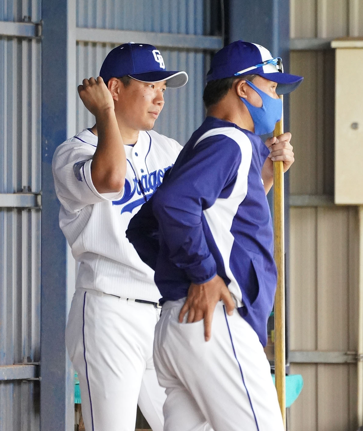 ブルペンで投球練習を終え与田監督（右）と言葉を交わす大野雄（撮影・森本幸一）