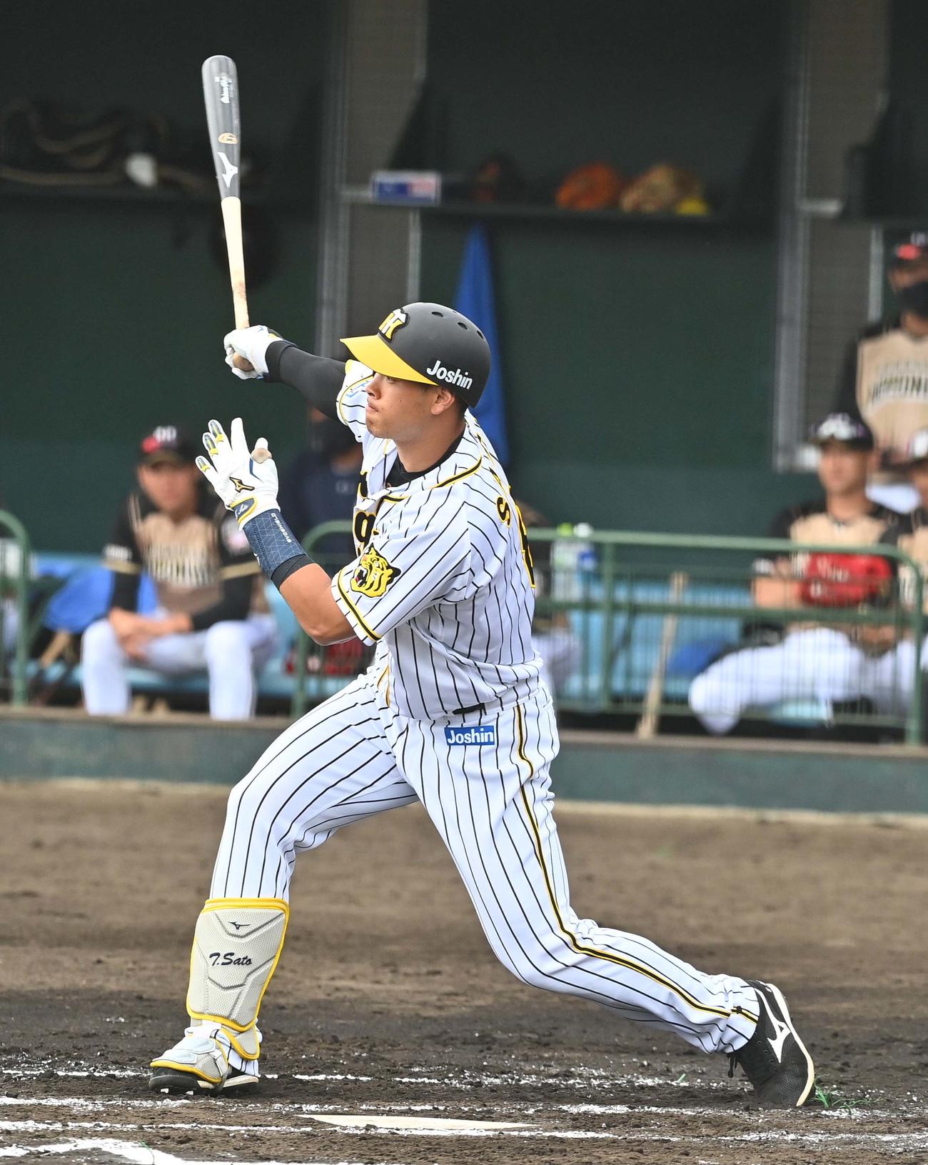 阪神対日本ハム　1回裏阪神1死、右前安打を放つ佐藤輝明（撮影・上田博志）