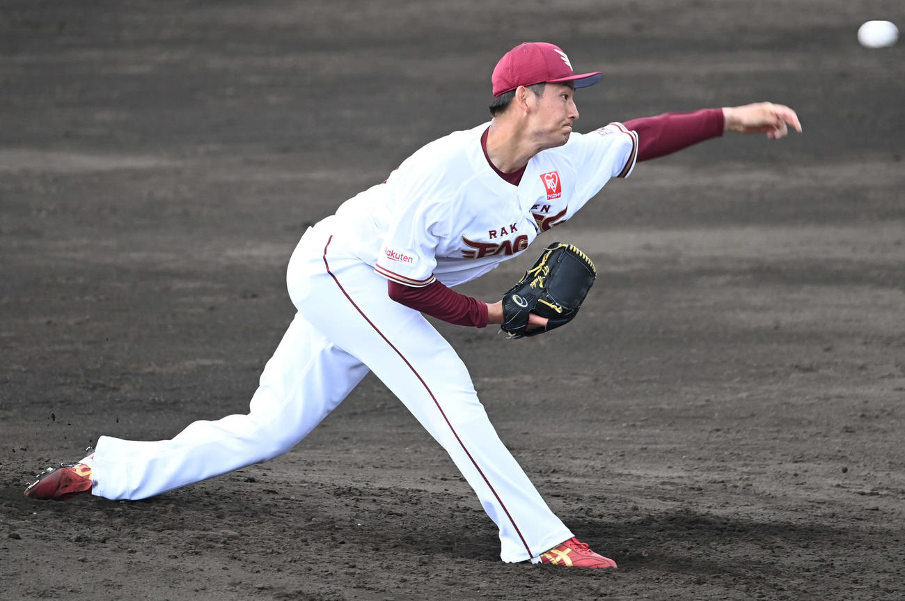 シート打撃に登板する楽天渡辺佑（撮影・山崎安昭）