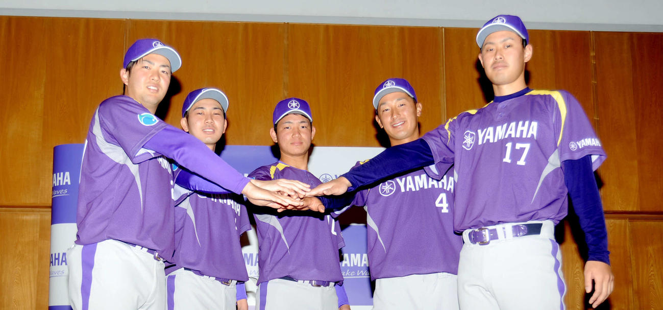 ヤマハでの活躍を誓う新加入5選手。左から村木、佐藤、相羽、秋利、平石