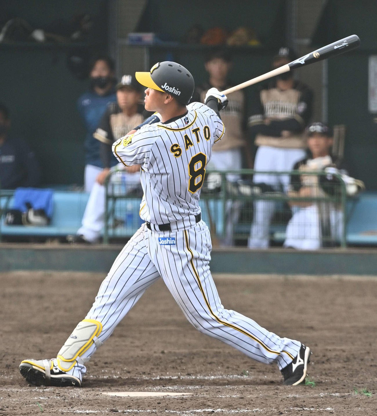 阪神対日本ハム　5回裏阪神無死一塁、右越えに2点本塁打を放つ佐藤輝明（撮影・上田博志）