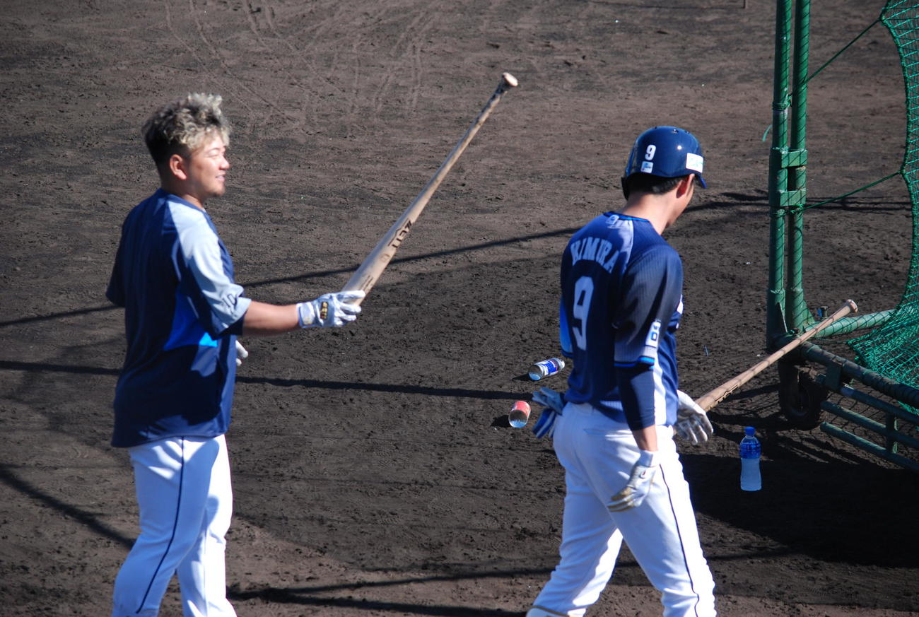 西武森（左）が再び木村を小突こうとする