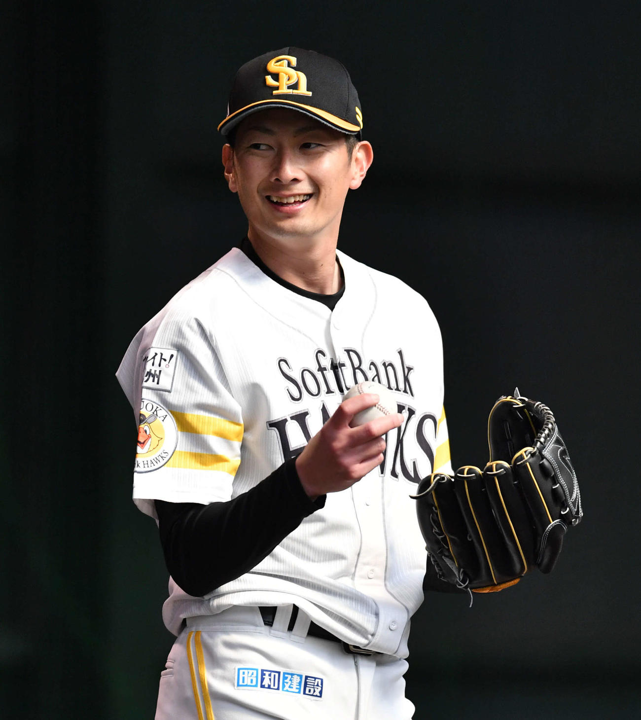 ブルペンで笑顔を見せる二保（撮影・岩下翔太）
