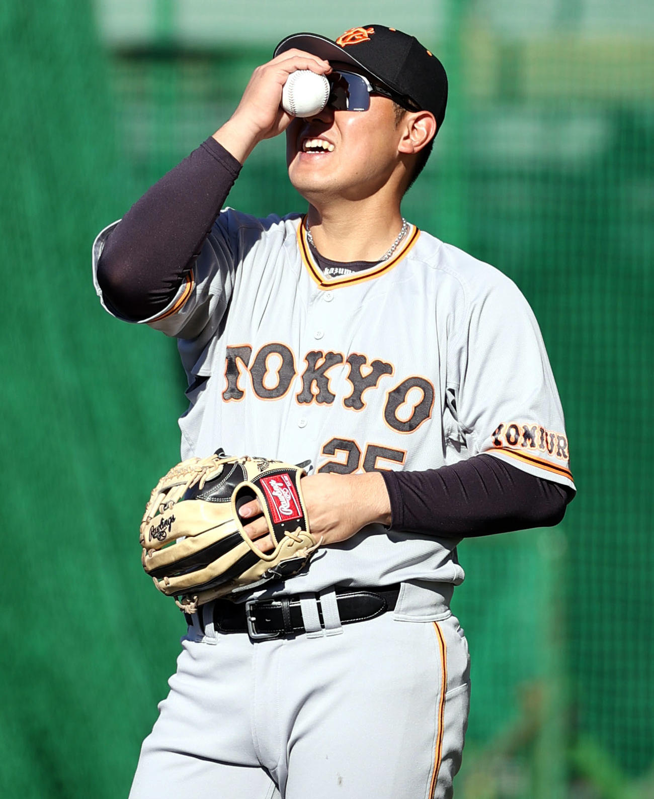 キャッチボールで笑顔を見せる岡本和（撮影・狩俣裕三）