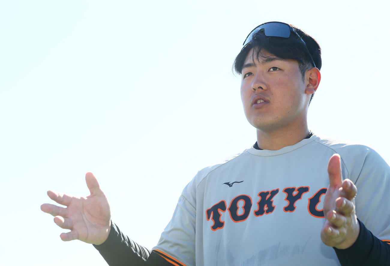 韓国ドラマについて語る巨人岡本和（撮影・足立雅史）