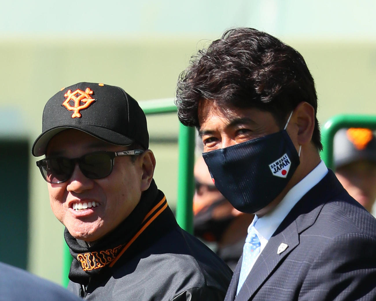 巨人原監督（左）と談笑する侍ジャパン稲葉監督（撮影・足立雅史）