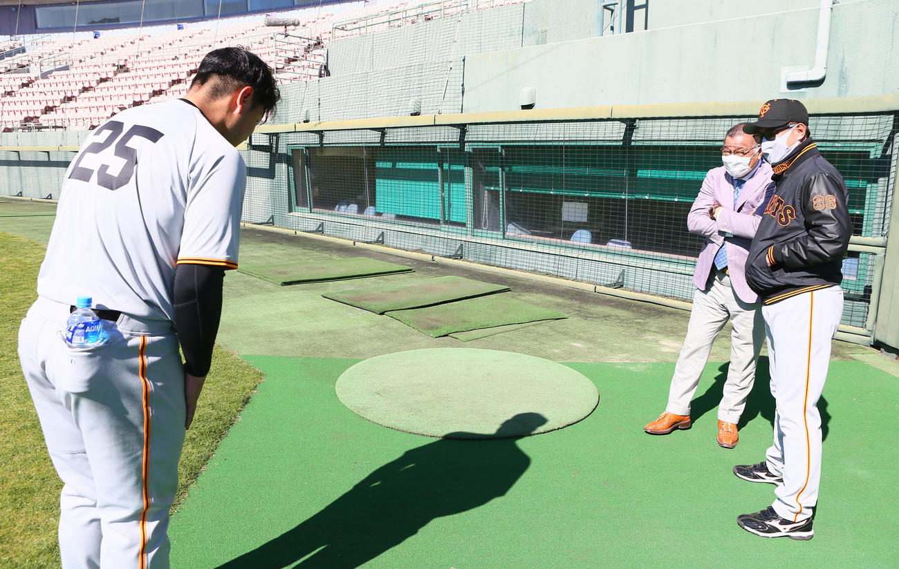 巨人岡本和真（左）は原監督（右）とキャンプに訪れた掛布氏にあいさつする（撮影・足立雅史）