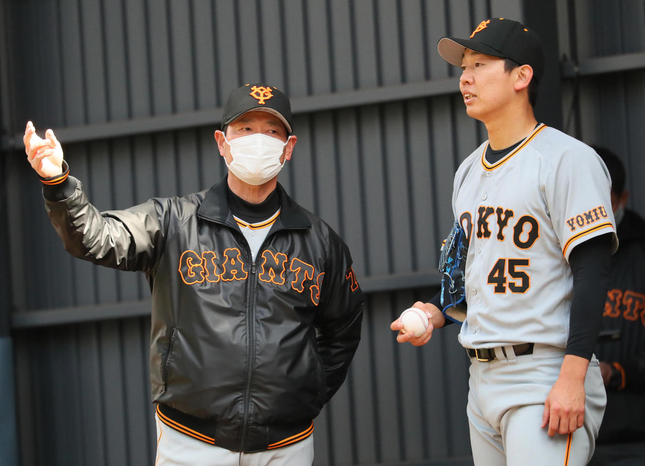 巨人畠（右）に投球指導する桑田投手チーフコーチ補佐（撮影・足立雅史）