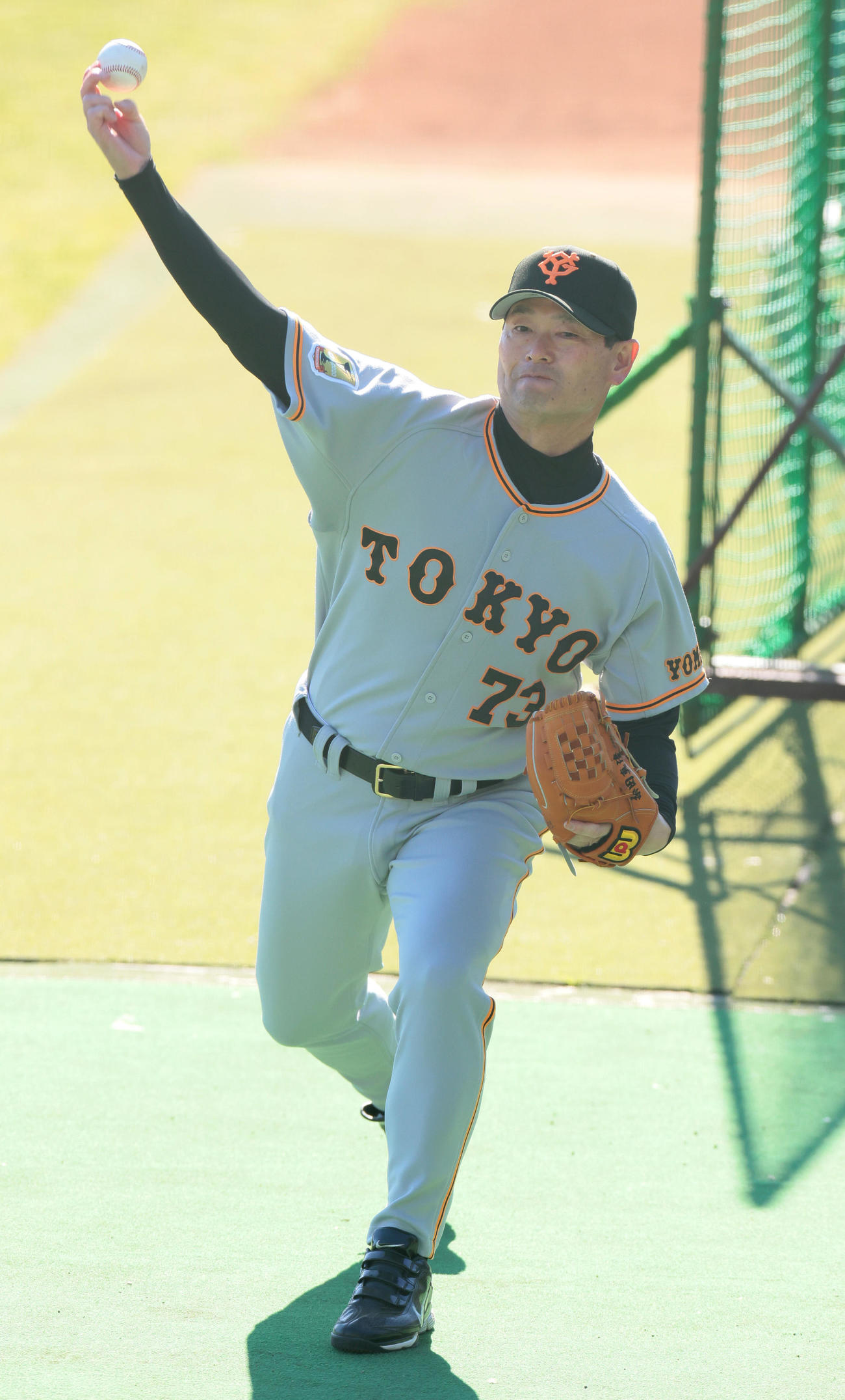 巨人吉川スコアラーを座らせ強めの投球をする桑田投手チーフコーチ補佐（撮影・足立雅史）