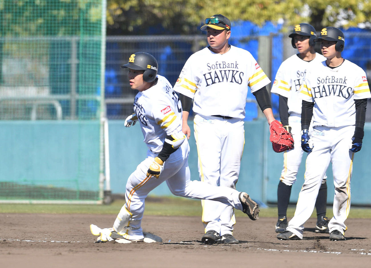 シート打撃で左前打を放ち一塁を回る井上（撮影・岩下翔太）