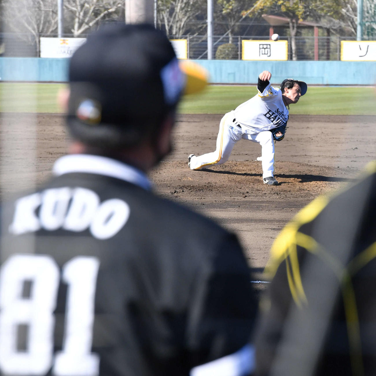 シート打撃に登板し、工藤公康監督（手前左）が見つめる前で力投する尾形（撮影・岩下翔太）