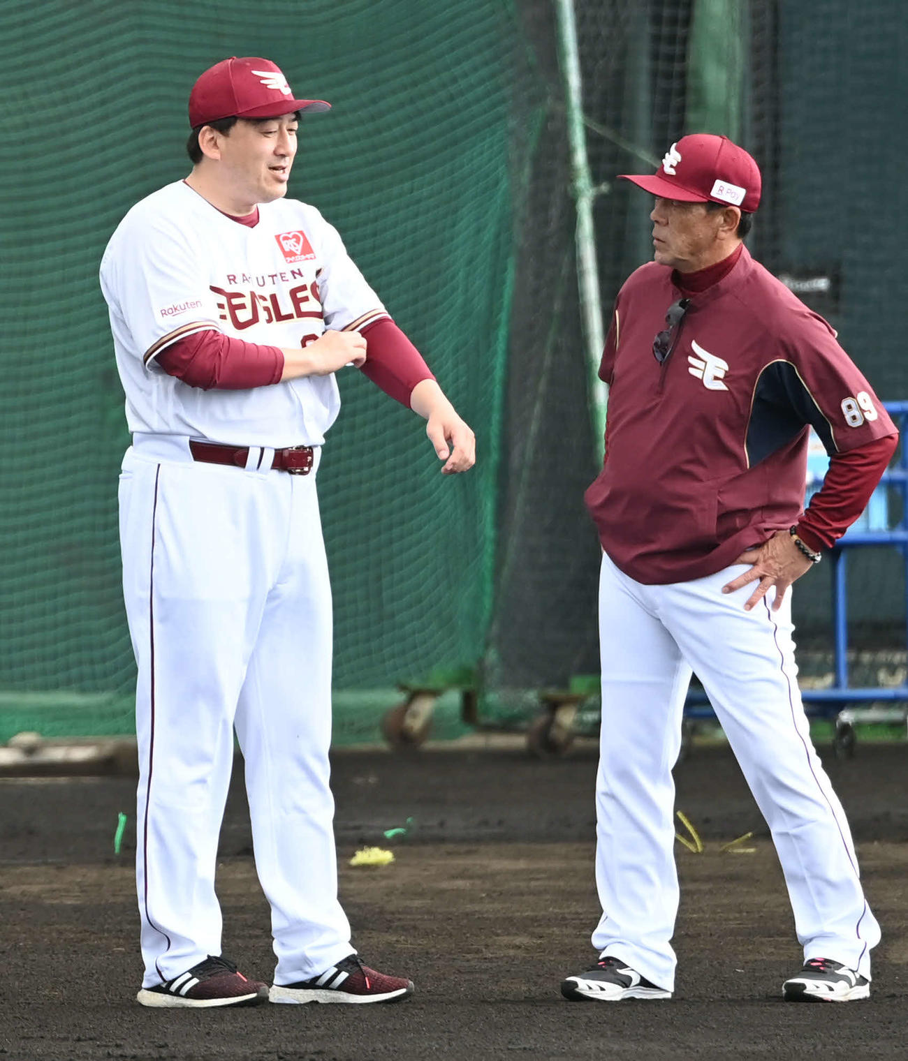 石井GM兼監督（左）と話し込む楽天真喜志ヘッドコーチ