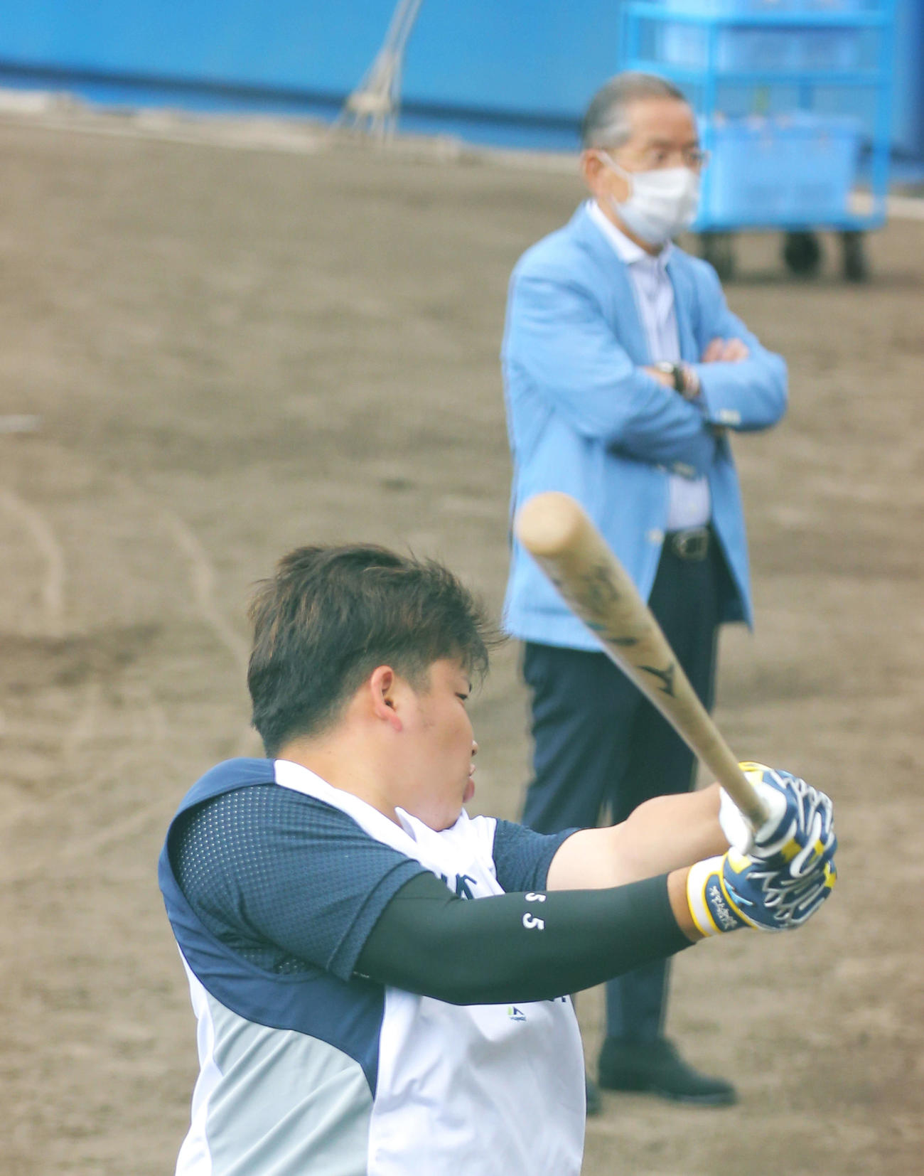 ティー打撃するヤクルト村上（手前）と衣笠球団社長兼オーナー代行（撮影・河田真司）