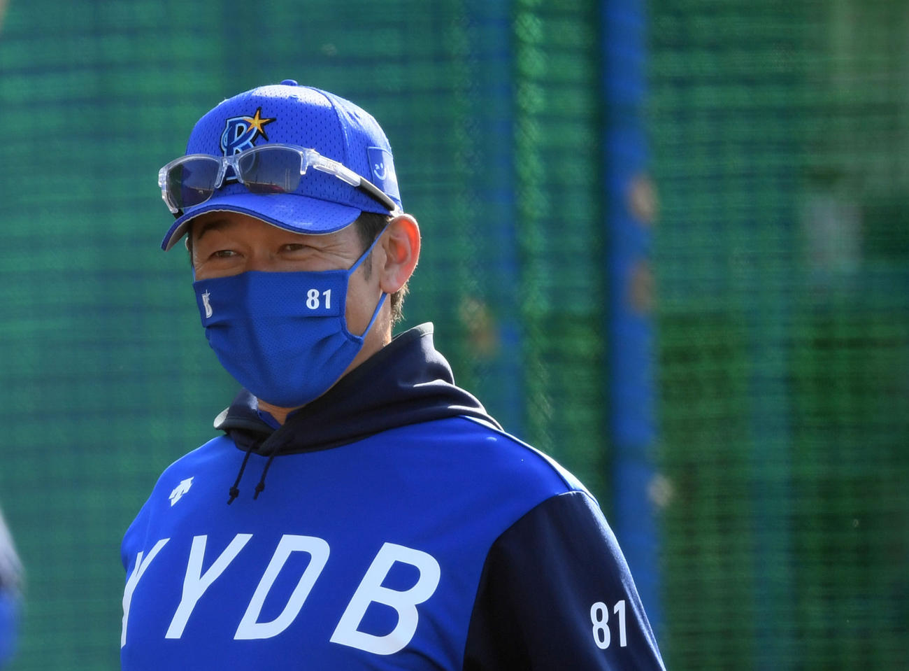 笑顔を見せるDeNA三浦監督（撮影・横山健太）