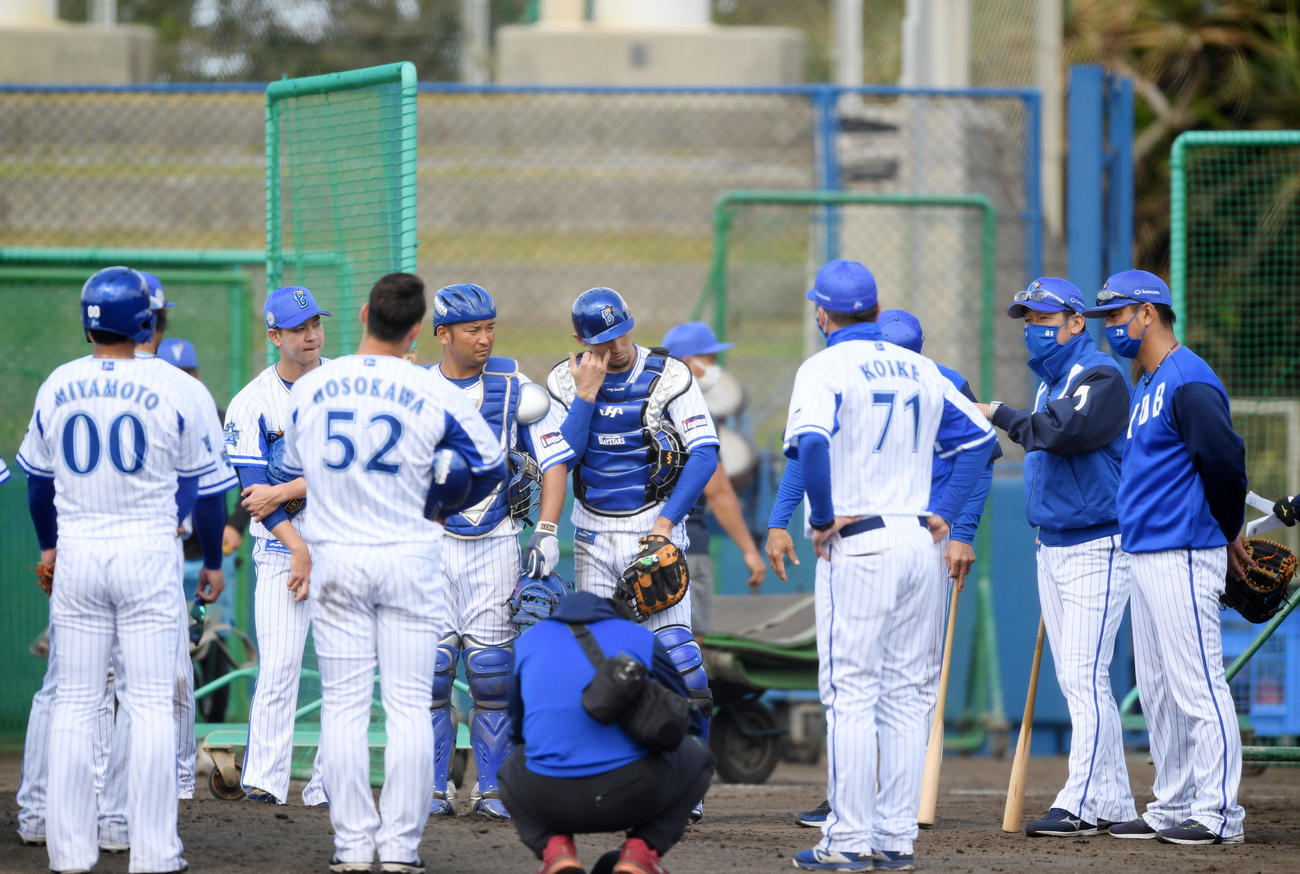 ケースバッティングを終え、ナインに声をかけるDeNA三浦監督（右から2人目）（撮影・横山健太）