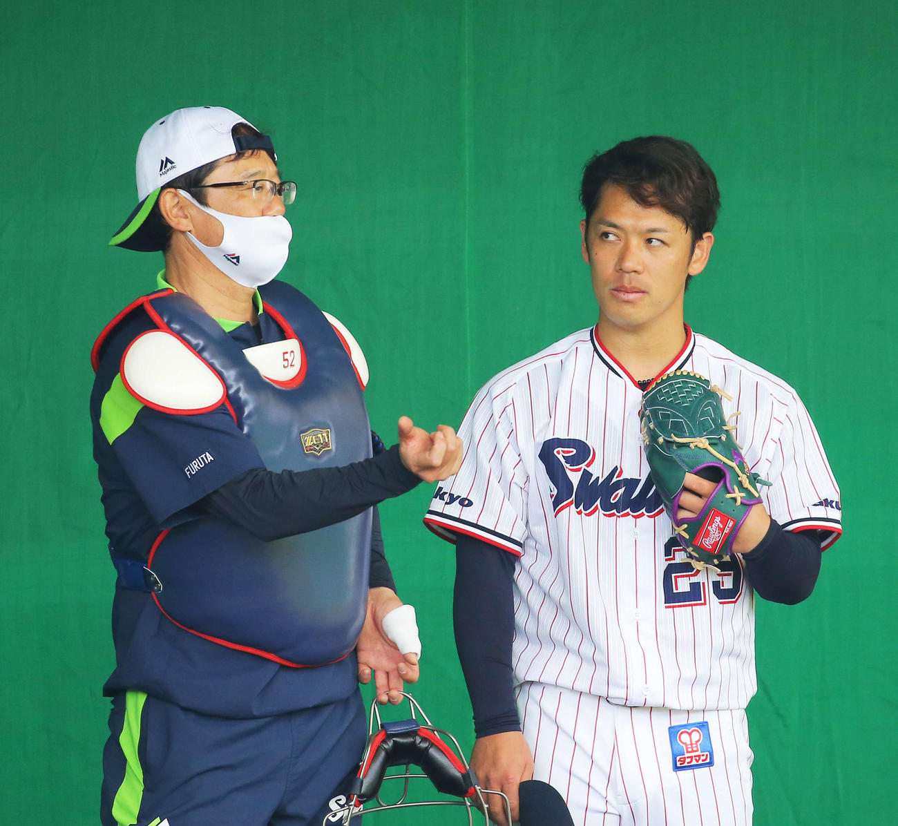 ブルペンで古田臨時コーチ（左）にアドバイスをもらうヤクルト小川（撮影・河田真司）