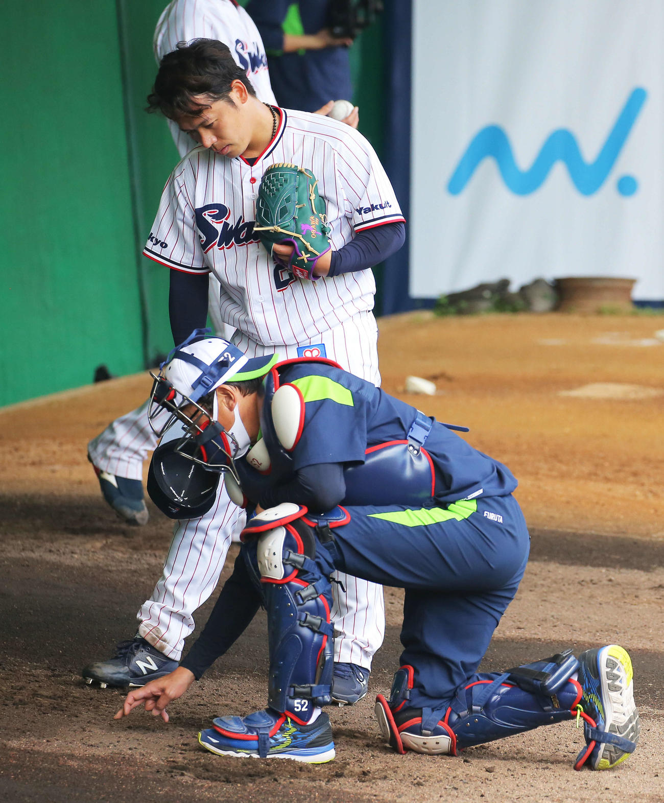 ブルペンでヤクルト小川（奥）にアドバイスする古田臨時コーチ（撮影・河田真司）