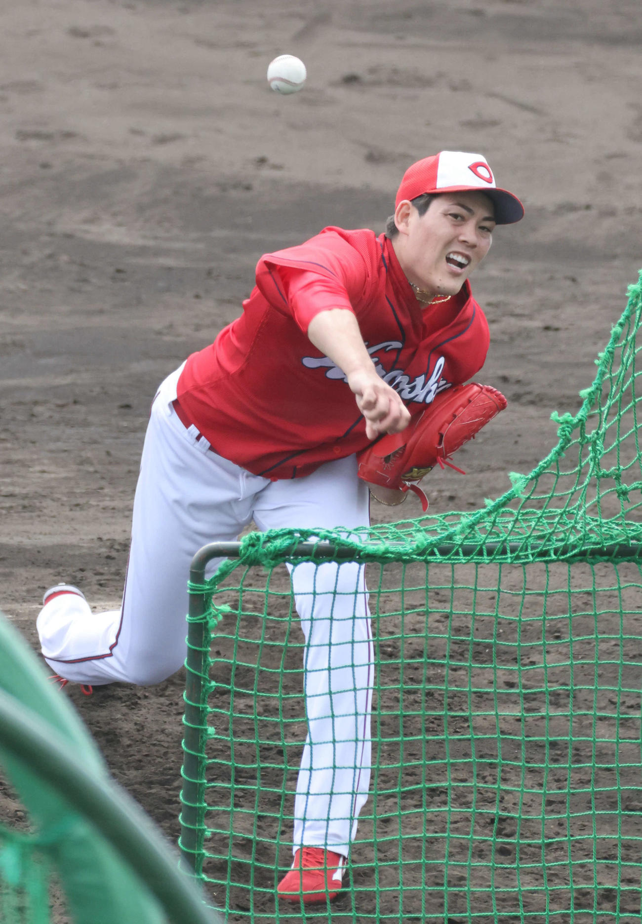 広島沖縄キャンプ　ランチタイム特打に登板した九里（撮影・加藤孝規）