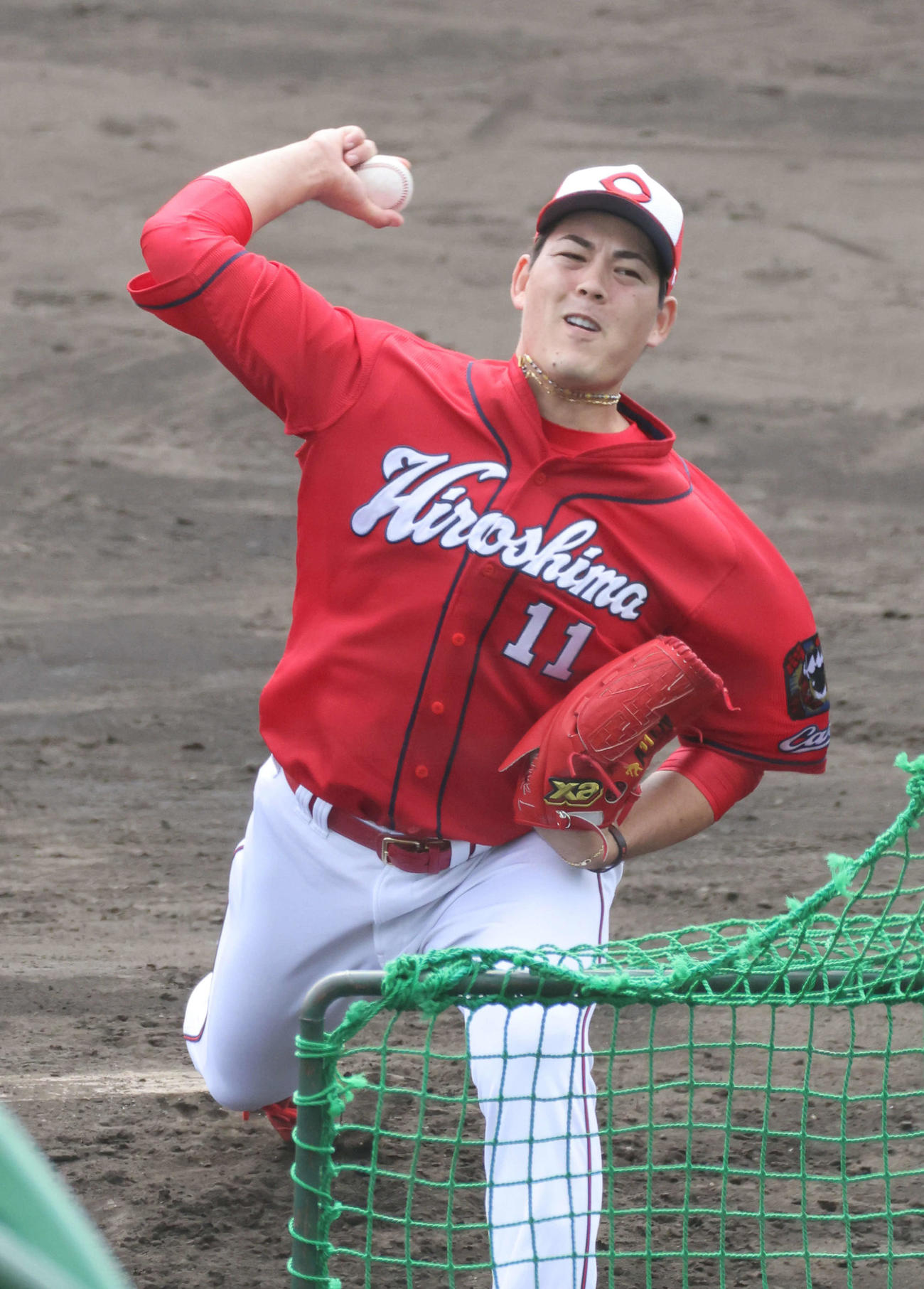 広島沖縄キャンプ　ランチタイム特打に登板した九里（撮影・加藤孝規）