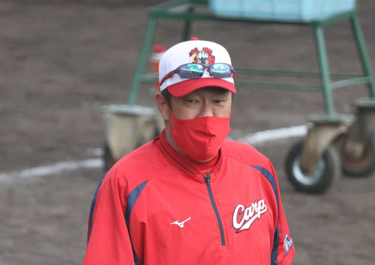 ロングティーを行う広島野間と話す佐々岡監督（撮影・加藤孝規）