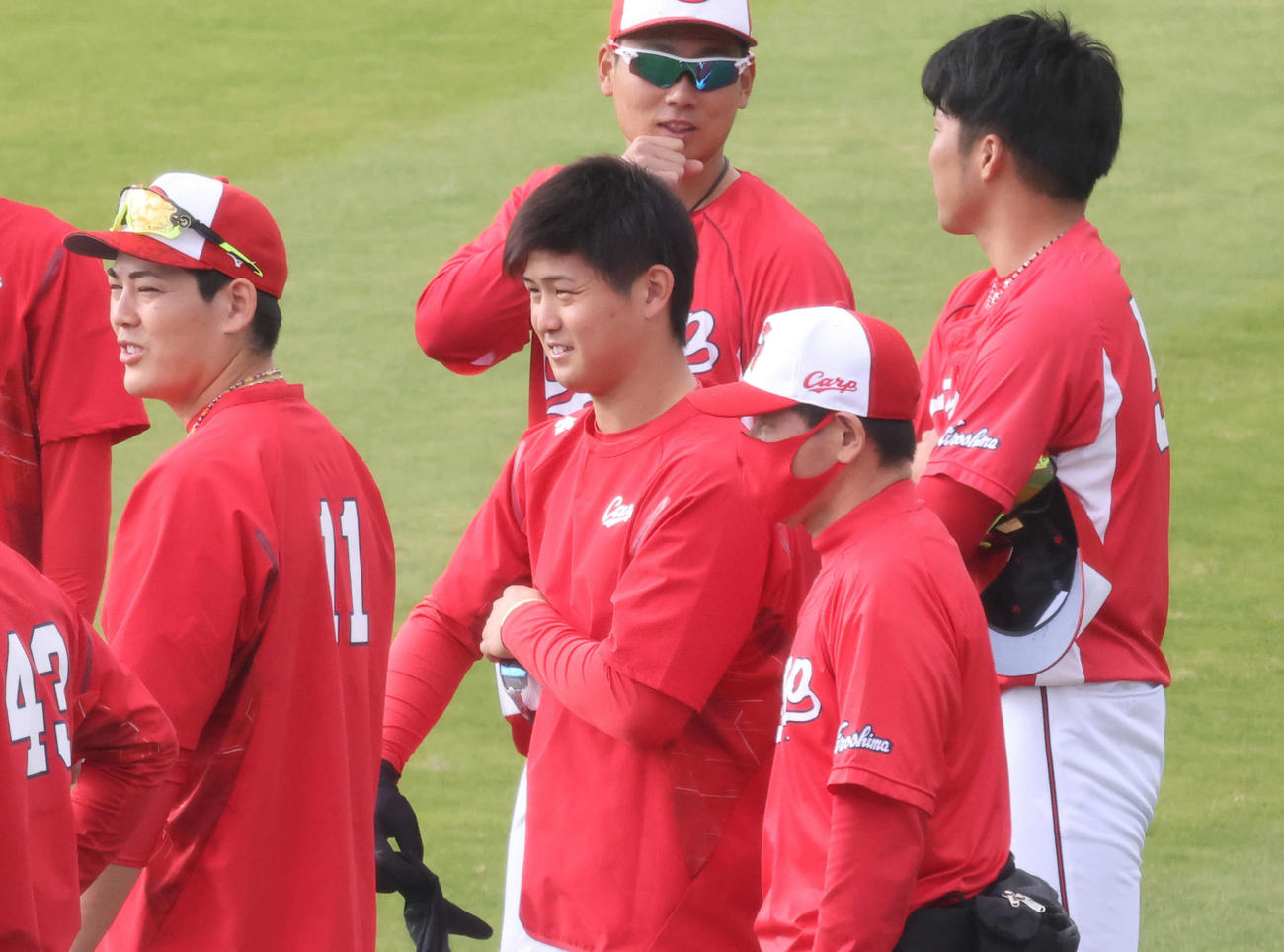3軍調整することになった高橋昂（中央）（撮影・加藤孝規）