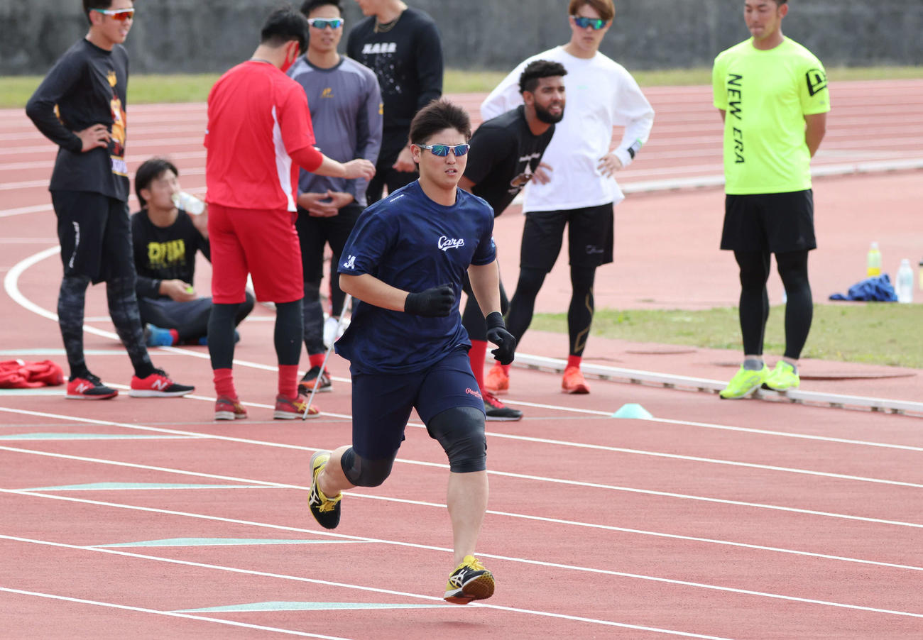 陸上競技場で走る高橋昂（撮影・加藤孝規）