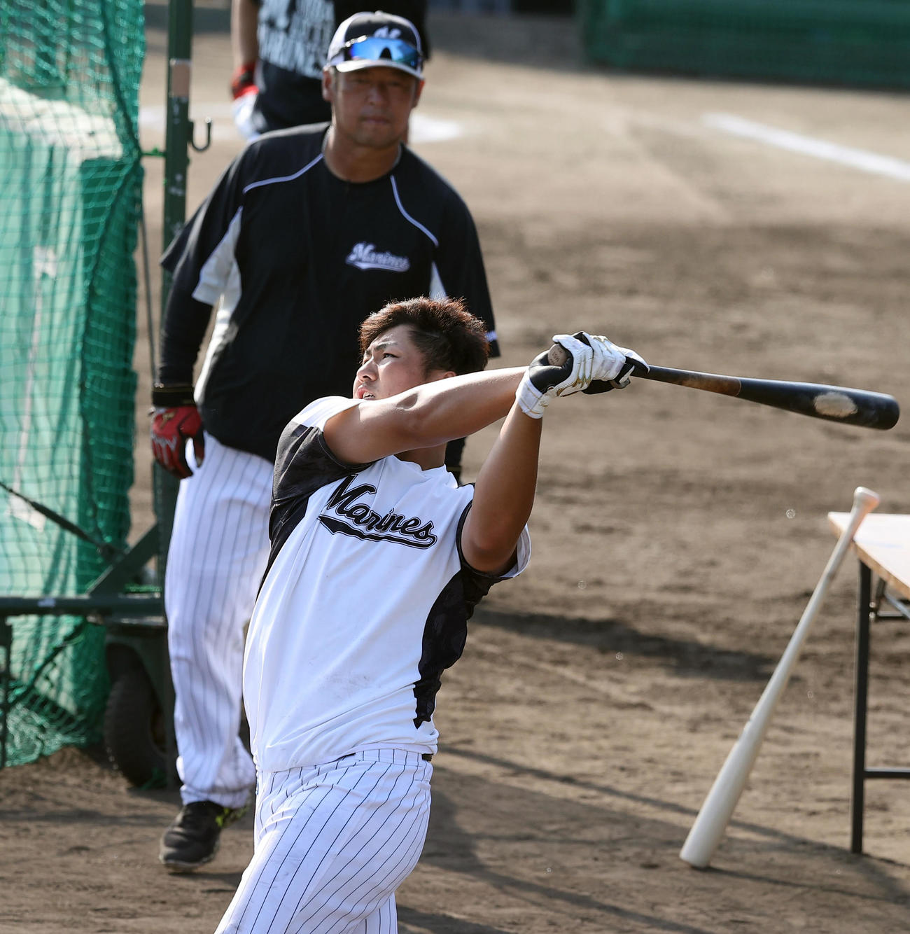 松中臨時コーチ（後方）が見つめる中ロングティーを行うロッテ山口（撮影・垰建太）