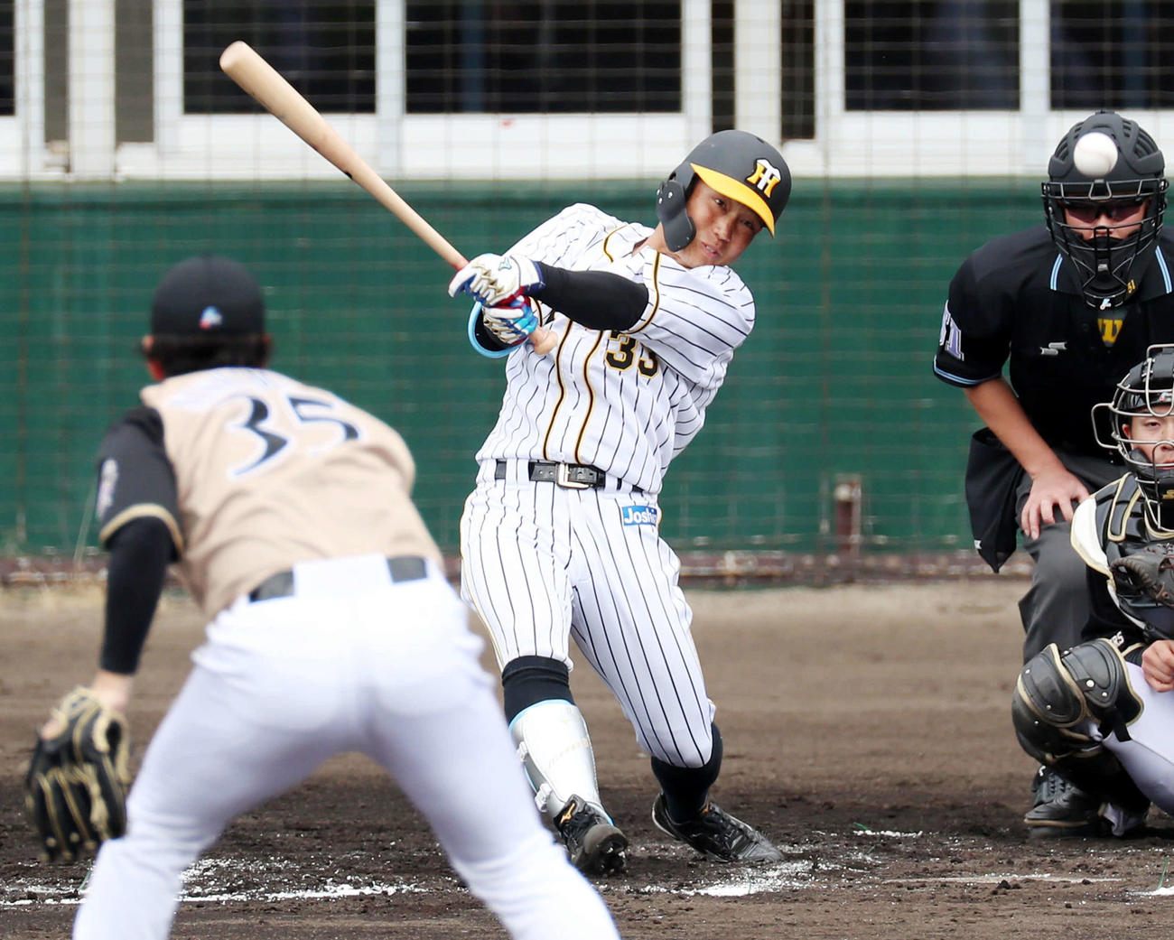 阪神対日本ハム　1回裏阪神2死一、二塁、糸原は中前適時打を放つ（撮影・加藤哉）