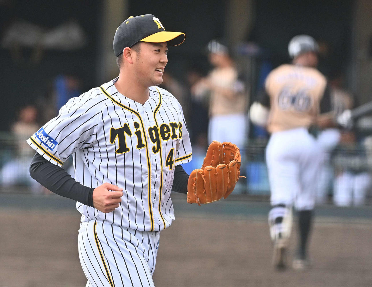 日本ハム戦で好投し笑顔を見せながらベンチに引き揚げる斎藤友貴哉（撮影・上田博志）