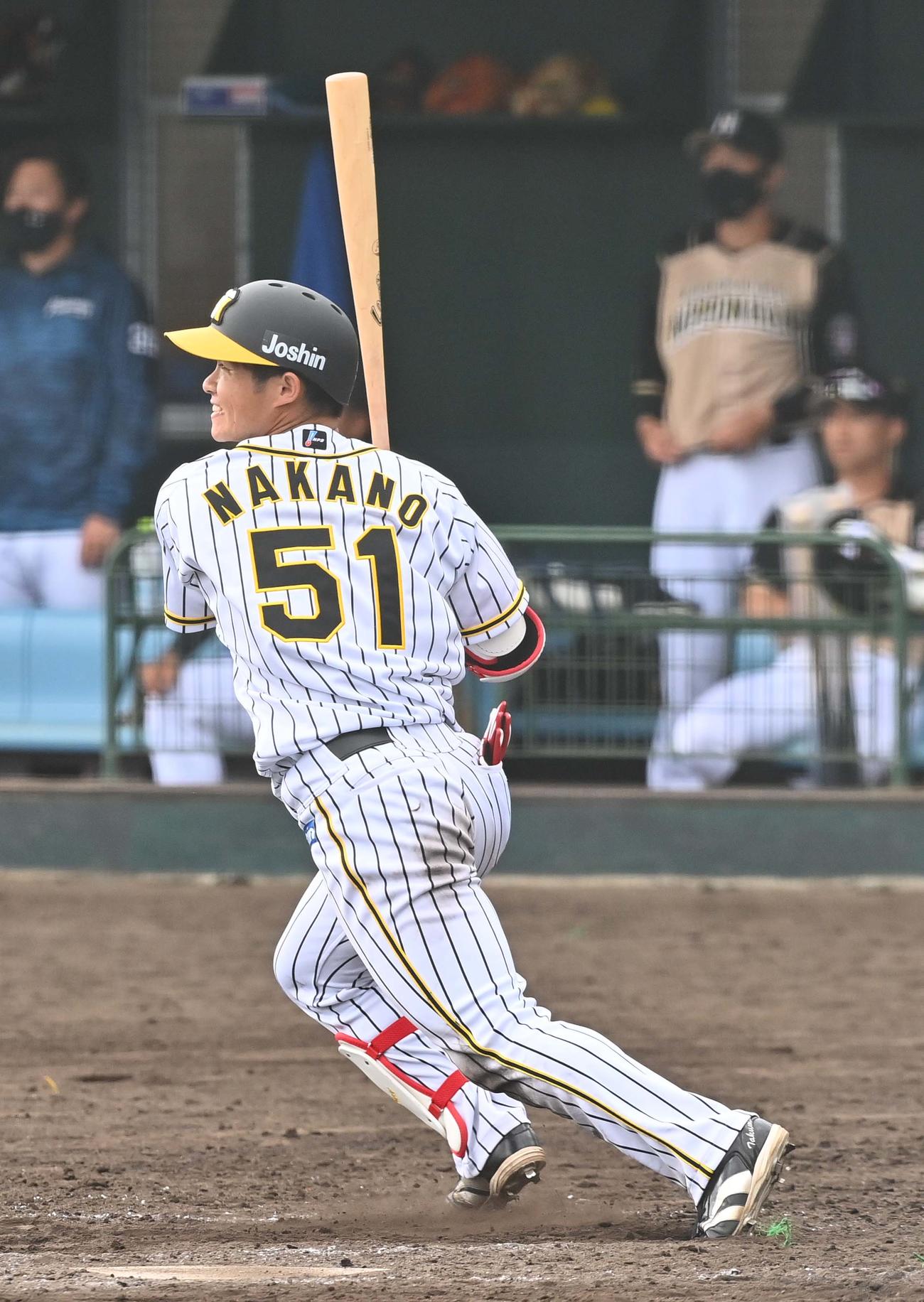 阪神対日本ハム　5回裏阪神2死、中野は右前打を放つ（撮影・上田博志）
